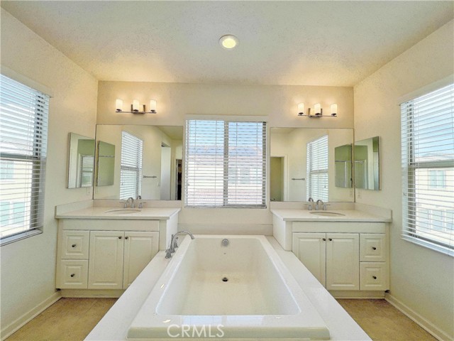 4953 S Bountiful Trail, Ontario CA: https://media.crmls.org/medias/00cf8d0b-75fc-4b93-b70d-4ae2347563e8.jpg