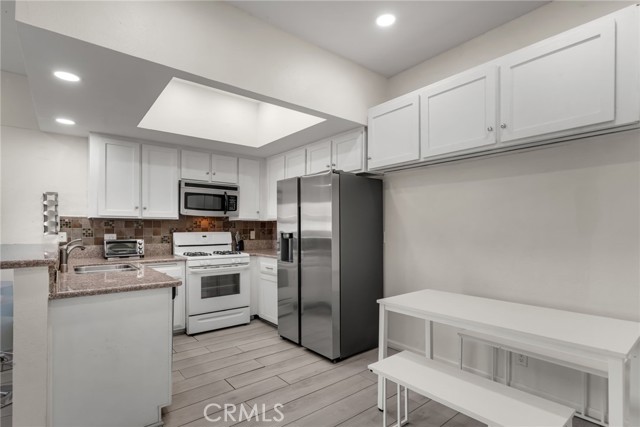 Detail Gallery Image 14 of 39 For 10943 Laurel Canyon #B9,  San Fernando,  CA 91340 - 2 Beds | 2 Baths