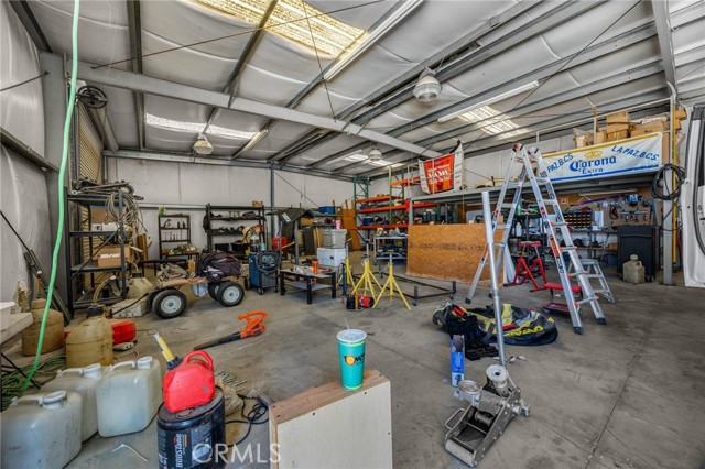 8277 Macron Street, Oak Hills CA: https://media.crmls.org/medias/00d13998-1d5a-4ff6-933e-06f598e55476.jpg