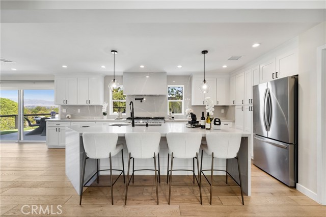 Detail Gallery Image 8 of 69 For 23202 Aetna St, Woodland Hills,  CA 91367 - 5 Beds | 4 Baths