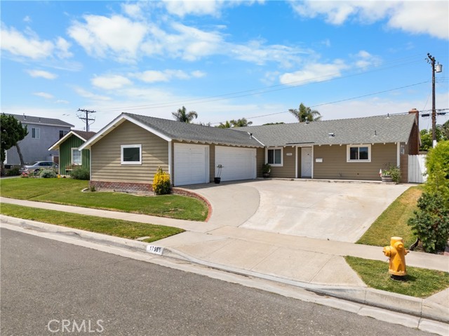 Detail Gallery Image 2 of 27 For 17551 Misty, Huntington Beach,  CA 92649 - 4 Beds | 2 Baths