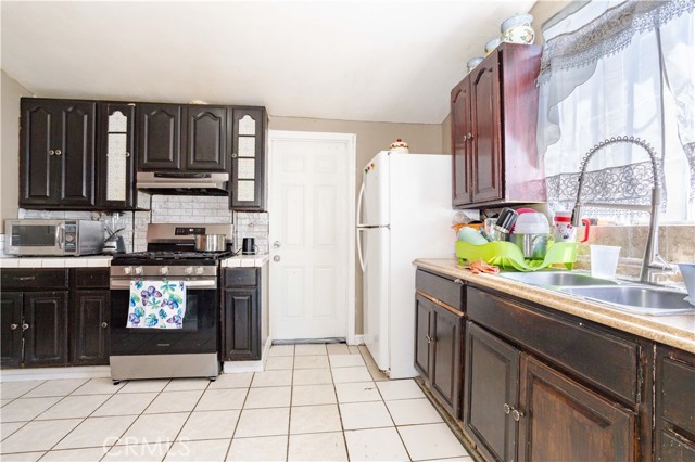27703 Walnut Springs Avenue, Canyon Country CA: https://media.crmls.org/medias/00d76eb6-fa74-47d8-8eae-7885ae659190.jpg