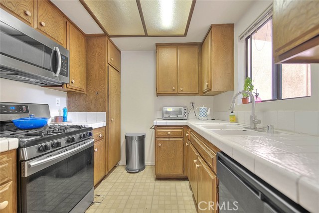Detail Gallery Image 22 of 61 For 15051 Sherman Way #F,  Van Nuys,  CA 91405 - 2 Beds | 2 Baths