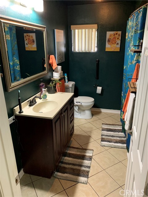 2nd bathroom in hall