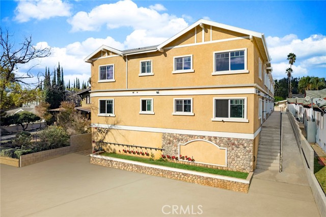 5639 N Huntington Drive, Los Angeles CA: https://media.crmls.org/medias/00dd3c23-0c75-4efe-ad42-64244e01e5f4.jpg