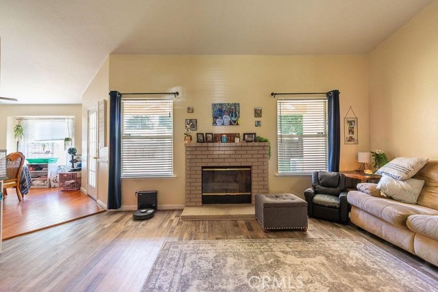 Detail Gallery Image 6 of 14 For 4765 W Stuart Ave, Fresno,  CA 93722 - 3 Beds | 2 Baths