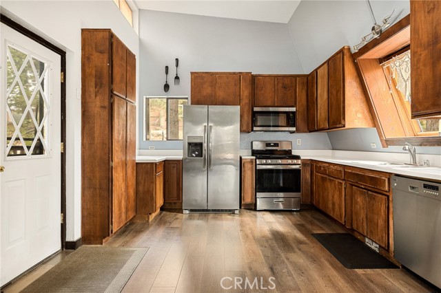 Detail Gallery Image 4 of 39 For 30941 Glen Oak, Running Springs,  CA 92382 - 3 Beds | 2 Baths