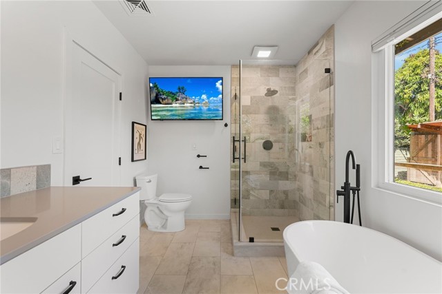 Detail Gallery Image 12 of 26 For 1321 W Morningside Dr, Burbank,  CA 91506 - 2 Beds | 2 Baths