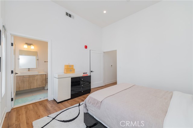 288 S Oakland Ave, Pasadena CA: https://media.crmls.org/medias/00e39c2a-ce28-46b2-8ee1-3b703cc8809c.jpg
