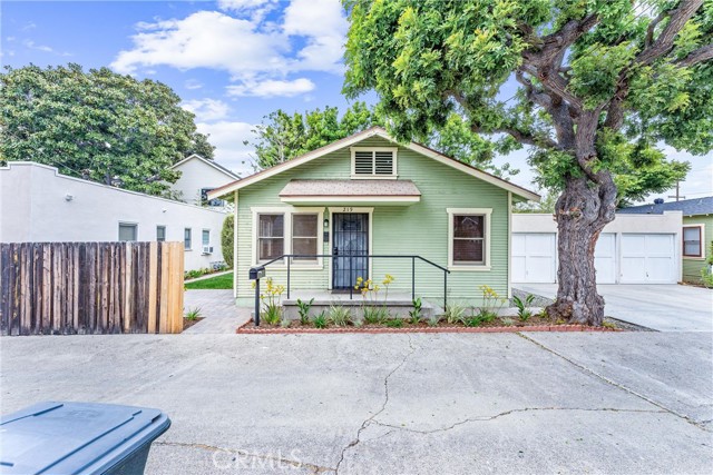 Detail Gallery Image 3 of 21 For 219 N Center St, Orange,  CA 92866 - 2 Beds | 2 Baths