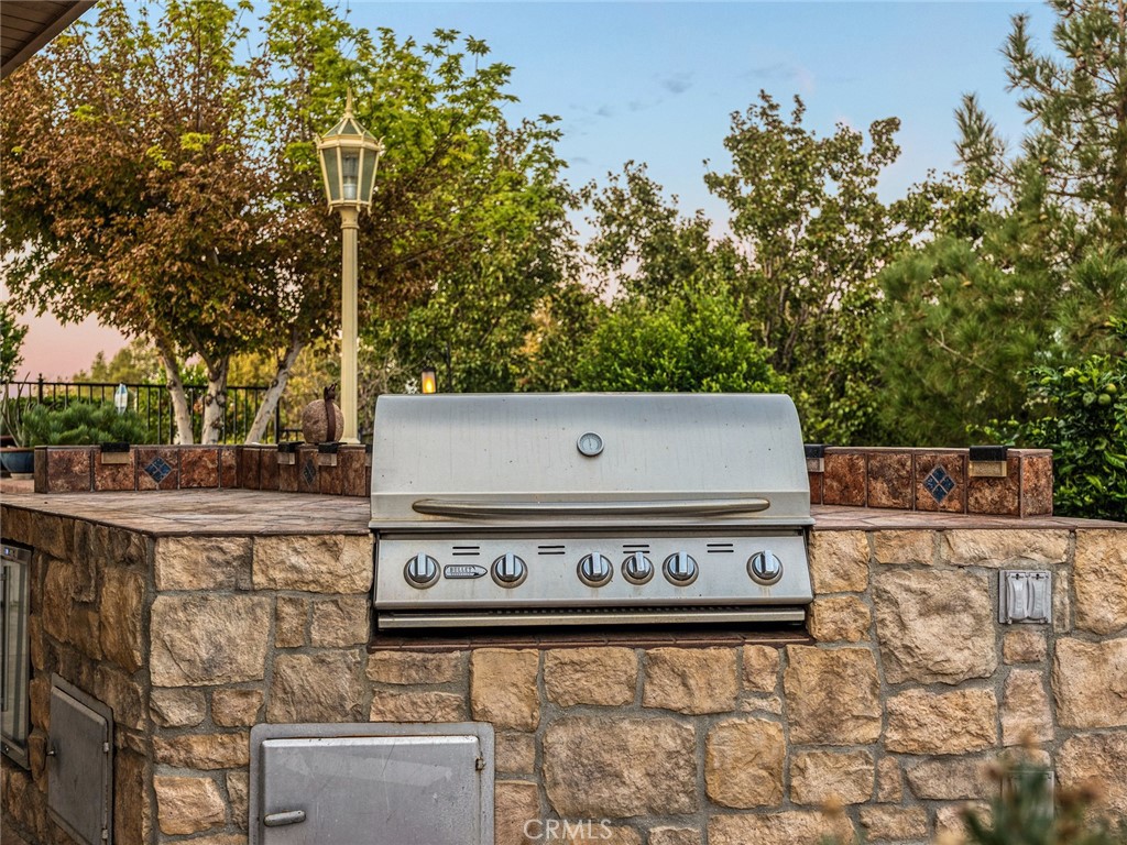 https://media.crmls.org/medias/00e5a3b9-9507-47e5-9fa3-f9a14563b949.jpg?preset=X-Large