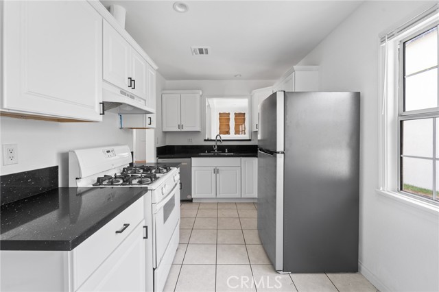 18656 Runnymede Street, Reseda CA: https://media.crmls.org/medias/00e63a1e-6c6e-4dd2-ac49-79c15386353a.jpg