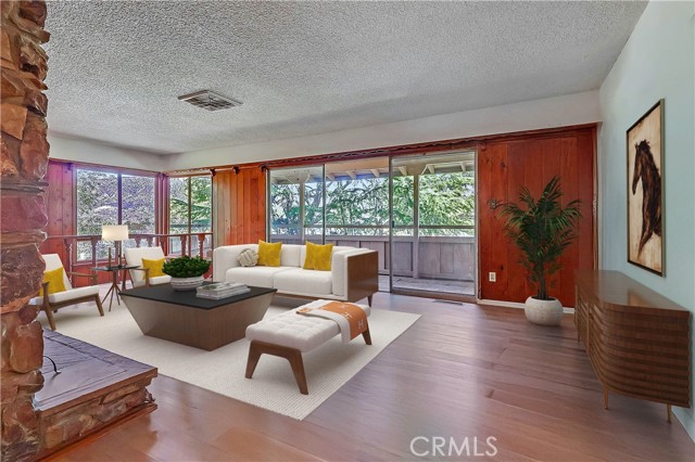 7951 Glenties Lane, Sunland CA: https://media.crmls.org/medias/00e6f8bb-e777-42fd-82d8-d911a90f1c87.jpg