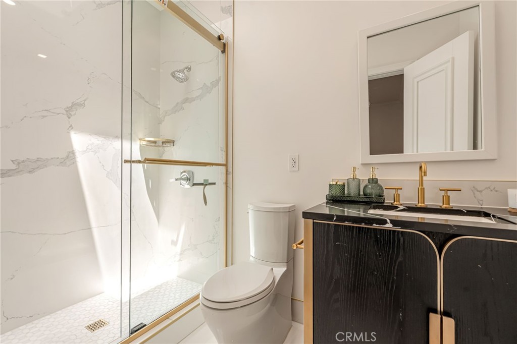 https://media.crmls.org/medias/00e77880-87b0-485c-b725-dc815bd98446.jpg?preset=X-Large