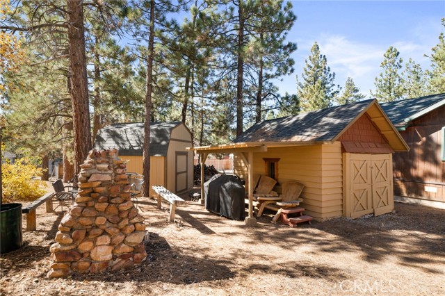 Detail Gallery Image 3 of 30 For 39791 Forest Rd, Big Bear Lake,  CA 92315 - 3 Beds | 2 Baths