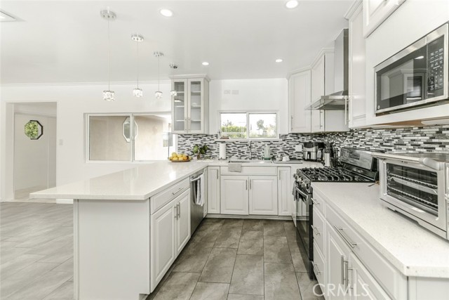 Detail Gallery Image 13 of 44 For 7737 Ethel Ave, North Hollywood,  CA 91605 - 6 Beds | 5 Baths