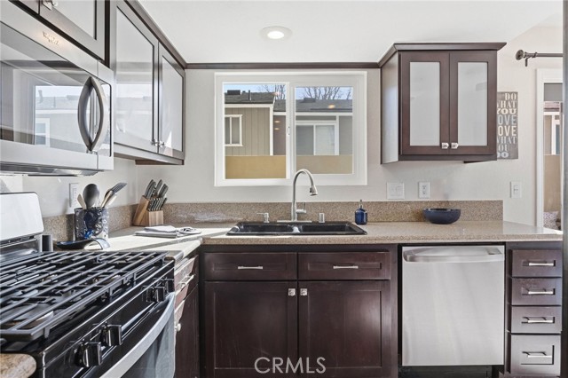 Detail Gallery Image 14 of 41 For 17601 Newland #H,  Huntington Beach,  CA 92647 - 3 Beds | 2/1 Baths