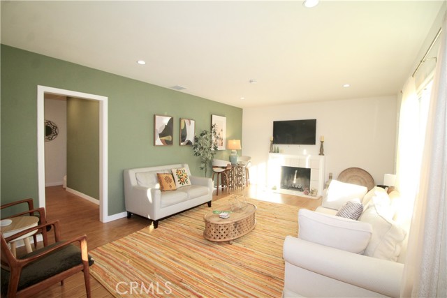 Detail Gallery Image 4 of 22 For 22621 Dolorosa St, Woodland Hills,  CA 91367 - 5 Beds | 3 Baths