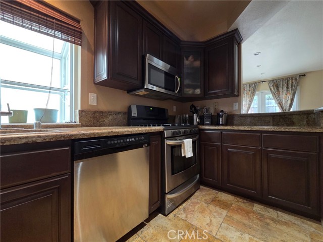 Detail Gallery Image 4 of 12 For 12335 Hilldale Ct, Pacoima,  CA 91331 - 3 Beds | 3 Baths