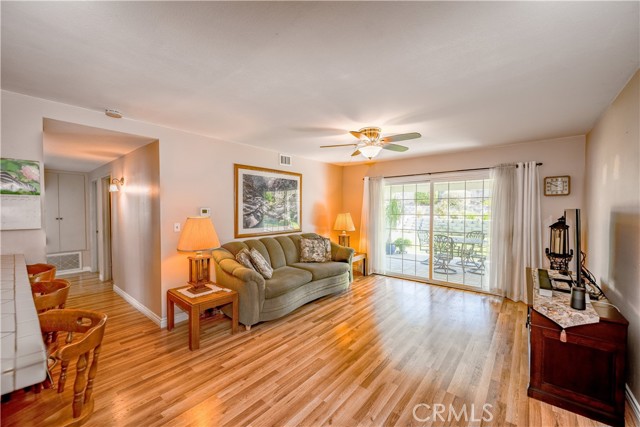 Detail Gallery Image 12 of 33 For 27812 Rosamond Dr, Canyon Country,  CA 91351 - 5 Beds | 2 Baths