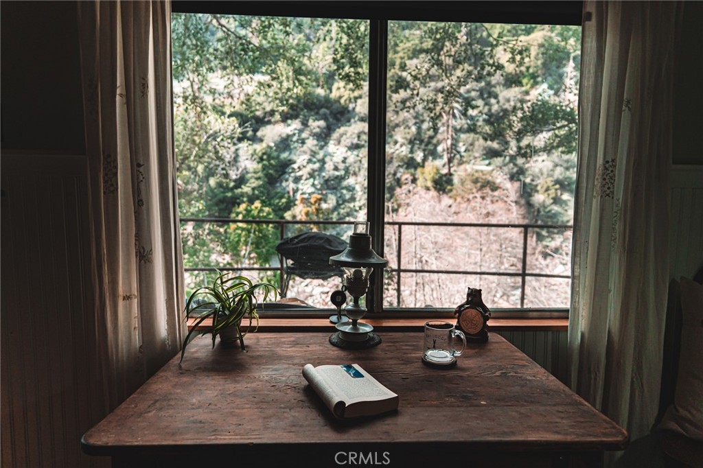 https://media.crmls.org/medias/00f4765d-0a5a-47eb-a0cb-0c9b4f59ea96.jpg?preset=X-Large