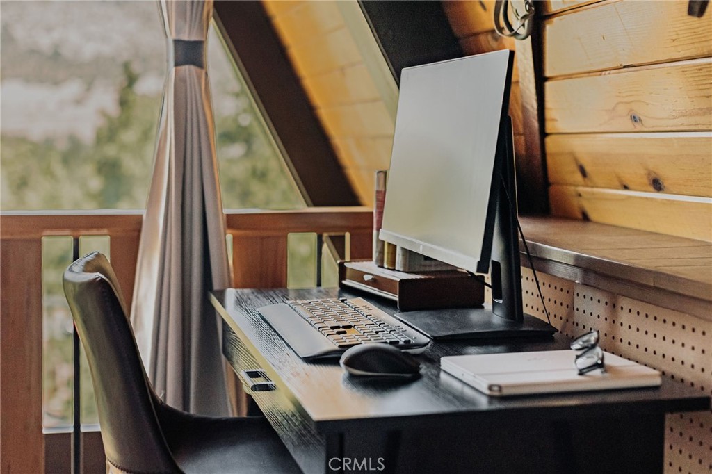 https://media.crmls.org/medias/00f49de9-5182-43cc-b643-7d7f933d62de.jpg?preset=X-Large