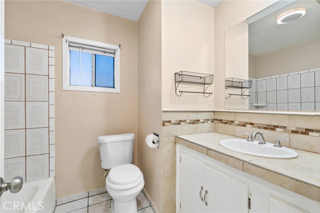 14935 Hibiscus Avenue, Fontana CA: https://media.crmls.org/medias/00f8eb56-af5a-4470-aedc-0f092289c5d3.jpg