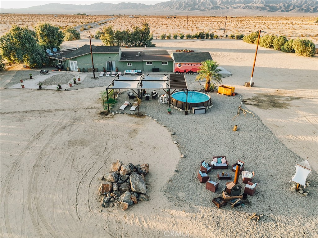 https://media.crmls.org/medias/00f98006-91af-4d03-af8a-9db8d0c0ccce.jpg?preset=X-Large