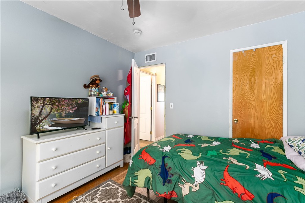 https://media.crmls.org/medias/00fcc455-6e2b-4d61-b00d-17126f660de5.jpg?preset=X-Large