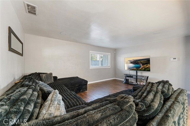 9646 Palmetto Avenue, Fontana CA: https://media.crmls.org/medias/0104afea-dd86-46d2-b01b-8b9e99693687.jpg