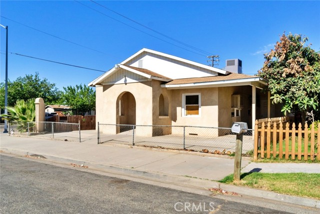 900 Sonora Street, Madera CA: https://media.crmls.org/medias/0105035d-776c-4e3b-9ba2-8a0adfe15eb8.jpg