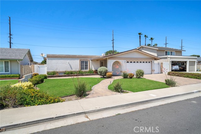 Detail Gallery Image 1 of 38 For 9181 Sherry Cir, Huntington Beach,  CA 92646 - 4 Beds | 2 Baths