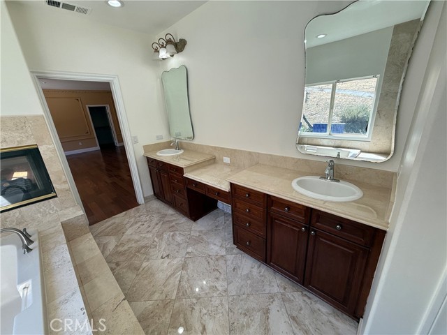 11737 Lois Court, Granada Hills CA: https://media.crmls.org/medias/0108b5ae-c022-4722-92c9-faee0598fcee.jpg