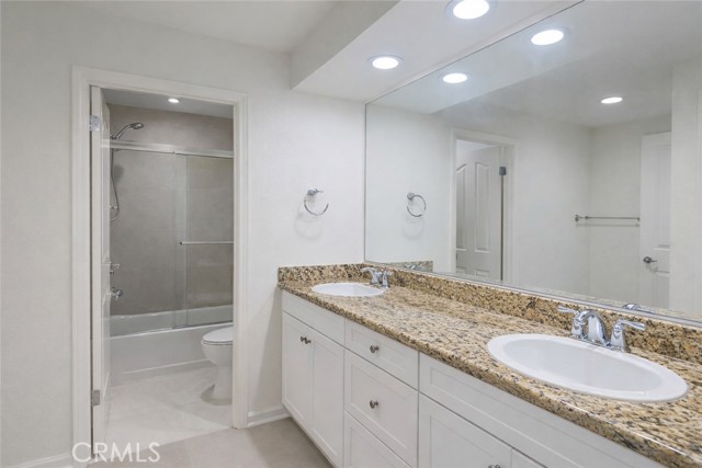 Detail Gallery Image 10 of 18 For 5009 Woodman Ave #116,  Sherman Oaks,  CA 91423 - 2 Beds | 2 Baths