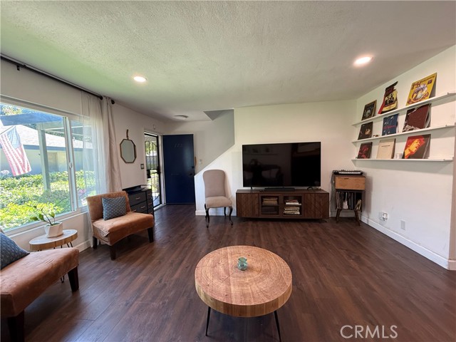 Detail Gallery Image 5 of 36 For 1107 W Memory Ln 17b,  Santa Ana,  CA 92706 - 3 Beds | 1/1 Baths