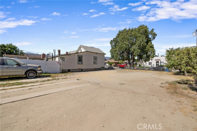 214 S Ojai Street, Santa Paula CA: https://media.crmls.org/medias/01107229-56b6-4408-82fc-52ef4a1864e7.jpg