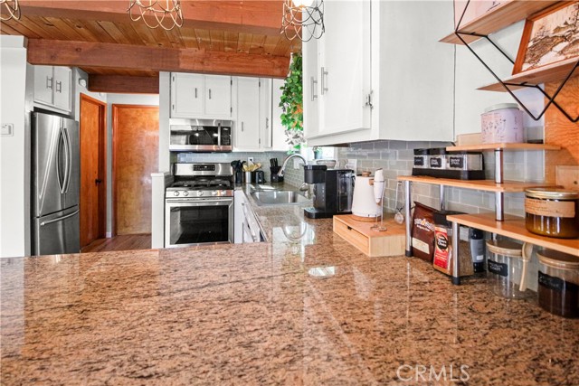 Detail Gallery Image 10 of 30 For 33020 Arrowbear Dr, Running Springs,  CA 92382 - 3 Beds | 2/1 Baths