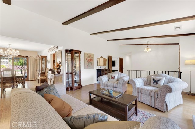 Detail Gallery Image 4 of 37 For 19933 Hiawatha St, Chatsworth,  CA 91311 - 5 Beds | 2/1 Baths