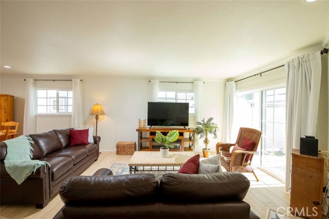 Detail Gallery Image 2 of 62 For 7310 Balboa Bld #F,  Van Nuys,  CA 91406 - 2 Beds | 3 Baths