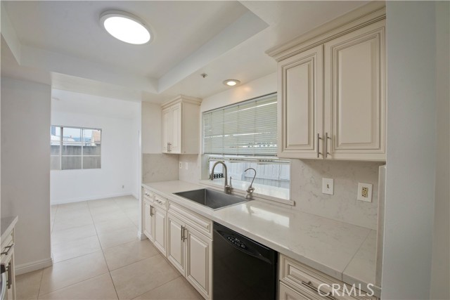 Detail Gallery Image 9 of 35 For 21023 1/2 Gault St #7,  Canoga Park,  CA 91303 - 3 Beds | 2/1 Baths