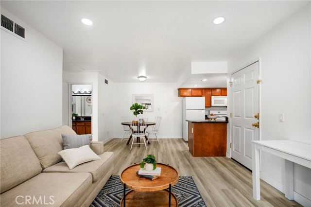 Detail Gallery Image 6 of 21 For 1140 W Blaine St #202,  Riverside,  CA 92507 - 1 Beds | 1 Baths