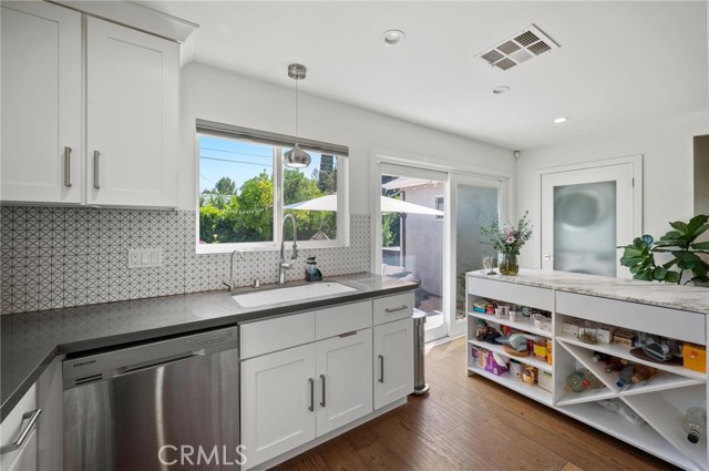Detail Gallery Image 14 of 35 For 17642 Calvert St, Encino,  CA 91316 - 4 Beds | 2/1 Baths