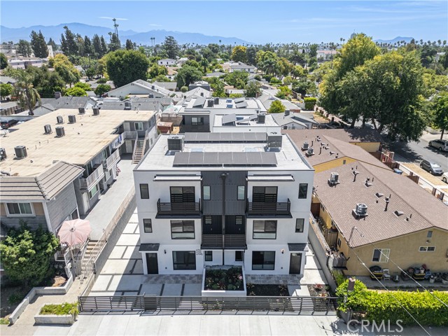 Detail Gallery Image 2 of 35 For 6700 Kester Ave, Van Nuys,  CA 91405 - 5 Beds | 4 Baths