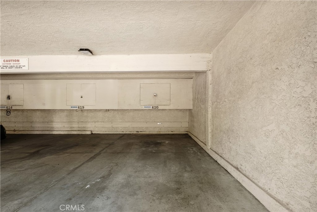 https://media.crmls.org/medias/011de5f5-7d5f-4e20-9b5c-b1e5af52b76b.jpg?preset=X-Large