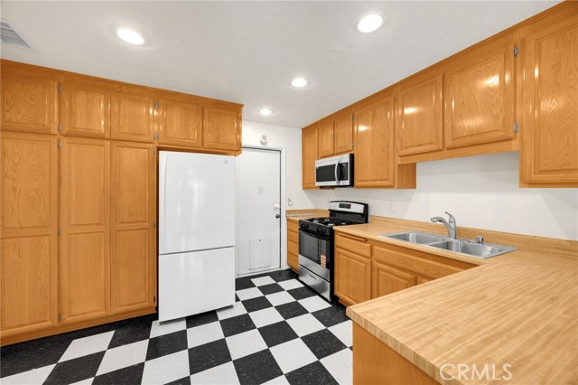Detail Gallery Image 4 of 24 For 4768 Carmonita Ln, Yorba Linda,  CA 92886 - 3 Beds | 2/1 Baths