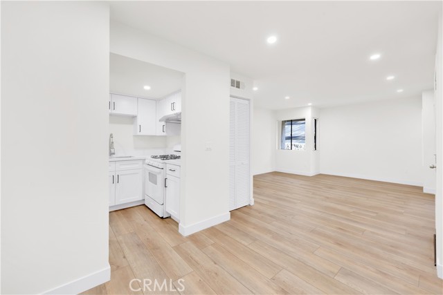 Detail Gallery Image 2 of 15 For 1132 Elm Ave #108,  Glendale,  CA 91201 - 1 Beds | 1/1 Baths