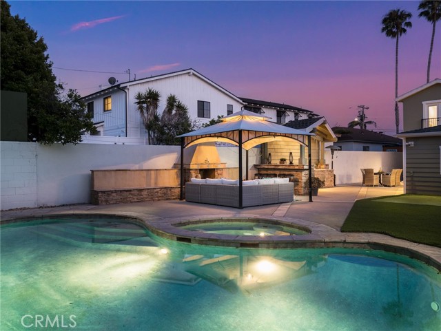 Gorgeous backyard for relaxing with family & friends