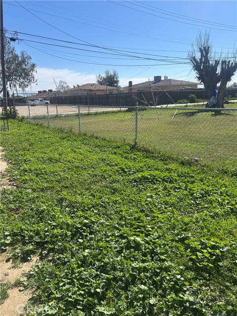 Detail Gallery Image 3 of 3 For 335 Clifton, Bakersfield,  CA 93307 - 2 Beds | 1 Baths