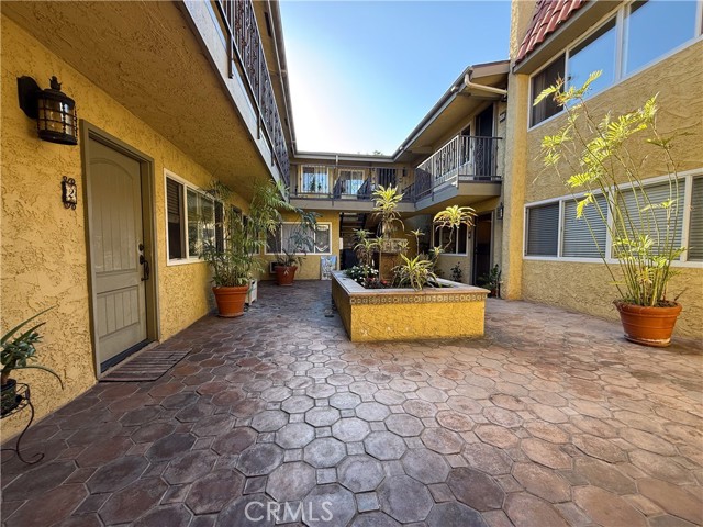 Detail Gallery Image 2 of 14 For 645 Temple #5,  Long Beach,  CA 90814 - 2 Beds | 2 Baths