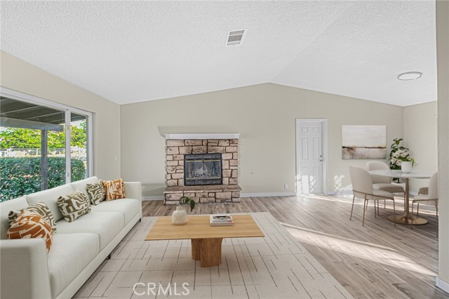 Detail Gallery Image 4 of 24 For 16395 Allthorn, Hesperia,  CA 92345 - 4 Beds | 2 Baths